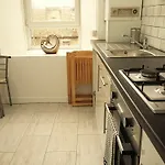 3 Bed Apartment Near Botanic Gardens