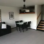 City Centre Riverside Apartment With Private Parking