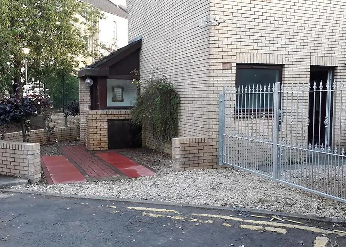 Bright City Centre House - Private Garden & Parking!