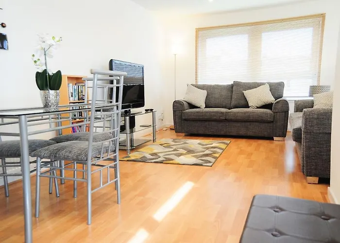New Glasgow Family Home - Private Parking