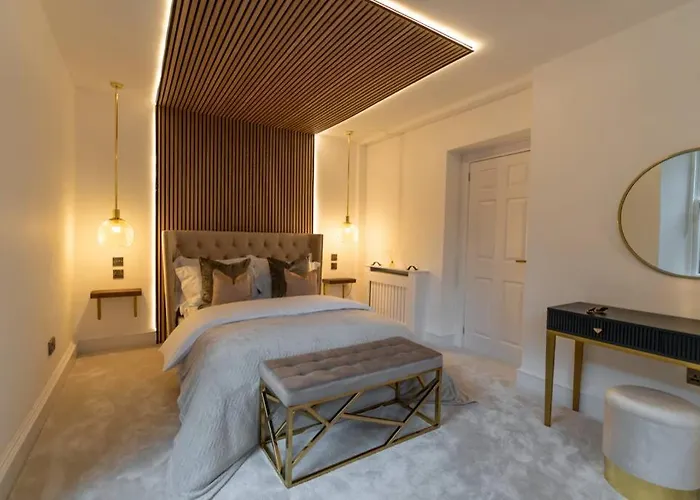 The West End Retreat - Luxurious Apartment - Prime Location