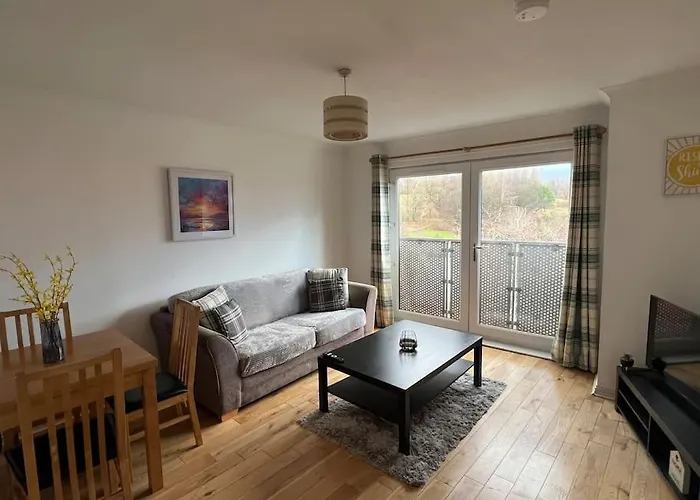 Modern 2 Bedroom Flat Near Glasgow City Centre