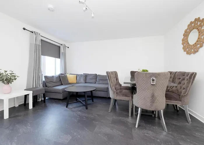 Joivy Stylish House With Garden & Parking