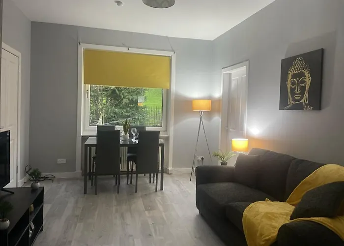 Immaculate 3-Bed Apartment In Glasgow Close To M8