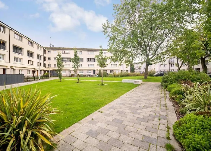 Lovely 1-Bedroom Property With Balcony In West End