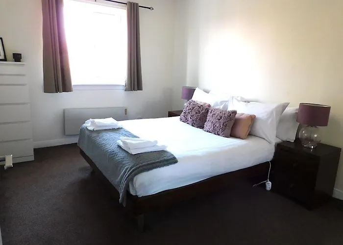 Fab Location 1 Bed Apt Overlooking Glasgow Green