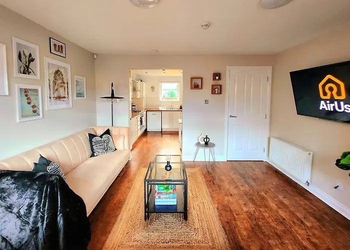 Modern 5 Bedroom Townhouse With Free Parking