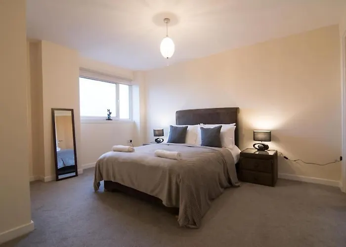 Executive 2 Bed 2 Bath - Free Parking
