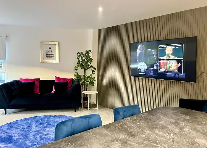 Glas-Go 2 Bedroom Apartment 3 Min Walk To Secc Hydro Free Parking Onsite