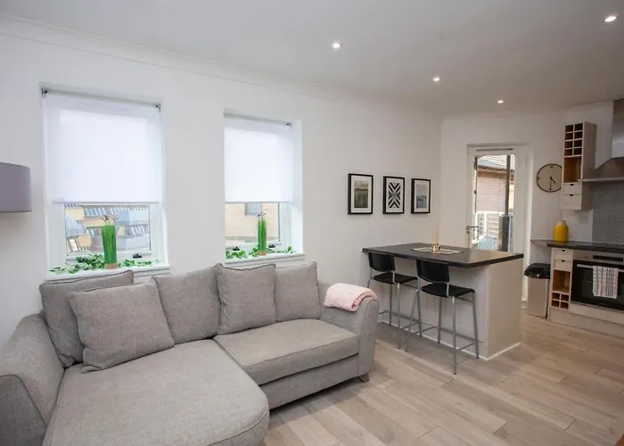 Bright Central Flat With Balcony And Free Parking