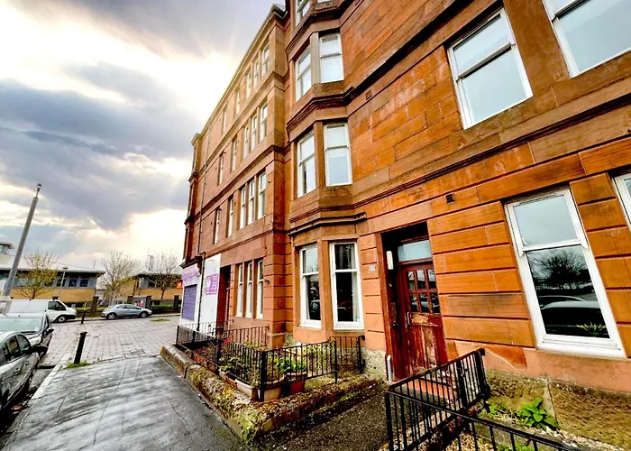 Chic Retreat In Ibrox
