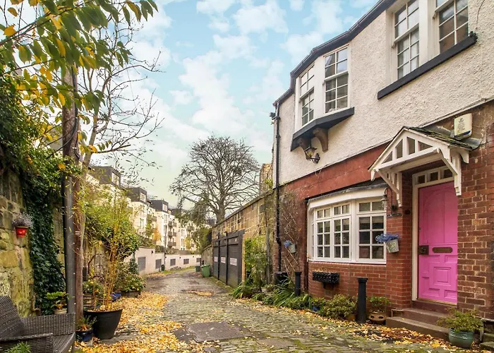 Pass The Keys Magical Mews Hideaway: Quirky Cottage Experience