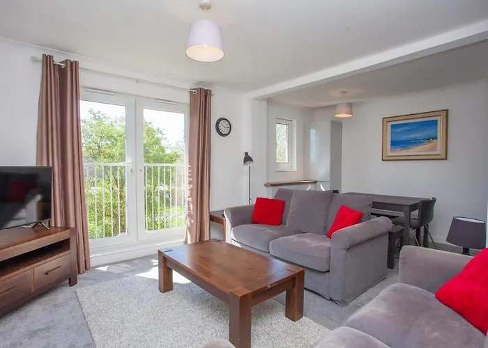 3 Bedroom Duplex With Free Parking