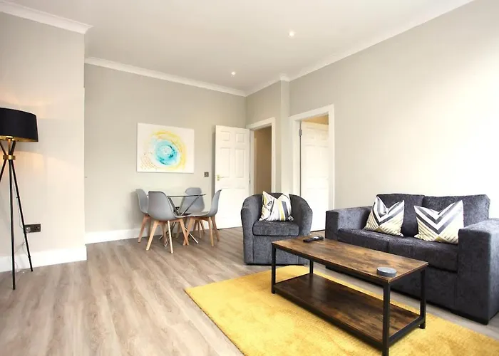 Three Bedroom Upper Flat In Jordanhill