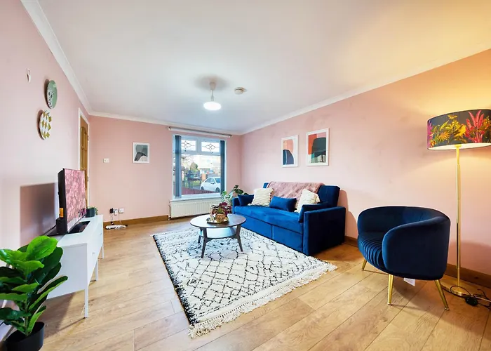 Stylish 2-Bed Apartment With Private Driveway