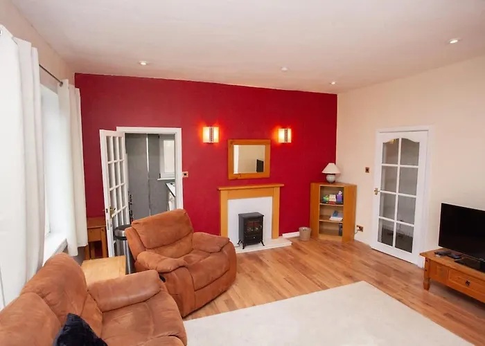 3 Bed Cottage Flat With Parking