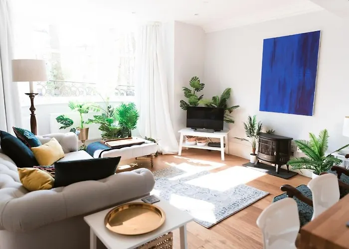 Elegant West End Flat In Glasgow