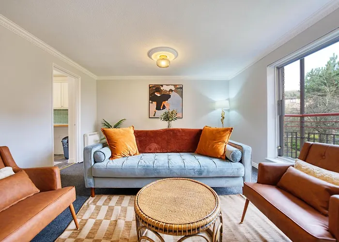 Spacious 5-Bed Riverside Apt With Free Parking