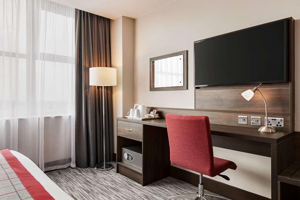 Hotel Ramada By Wyndham East Kilbride 3*