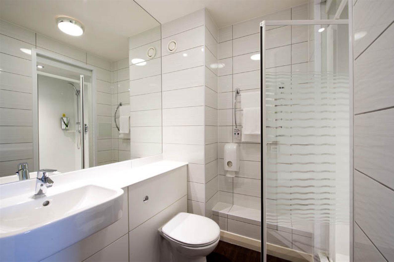 Premier Braehead Hotel 3*