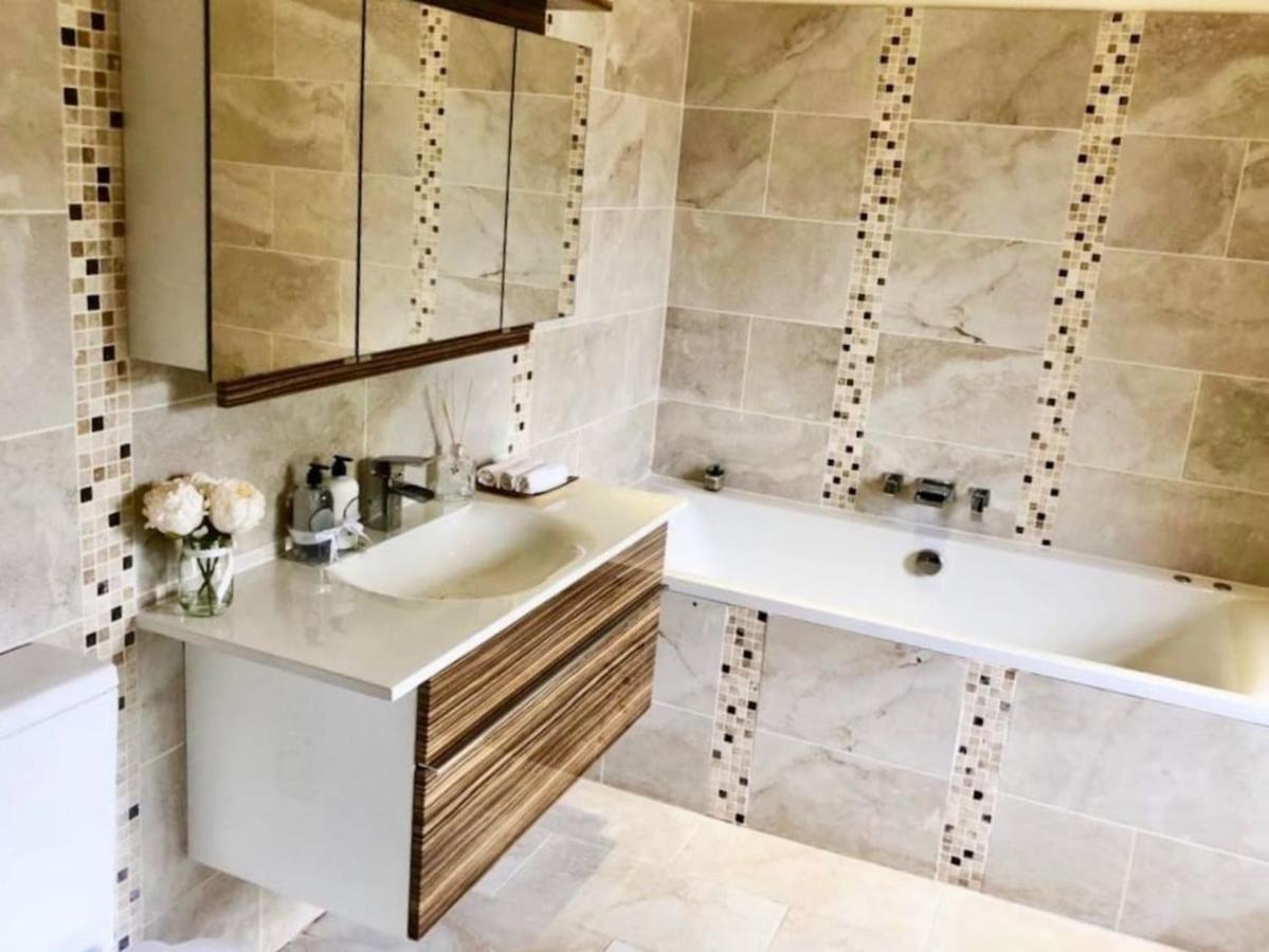 Beautiful 4-bed In Holiday home Glasgow