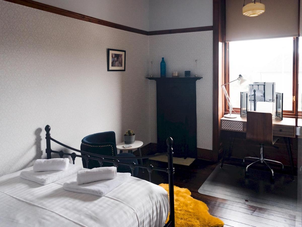 Pass The Keys Beautiful, Traditional 2 Bed Flat W Free Parking Apartment *