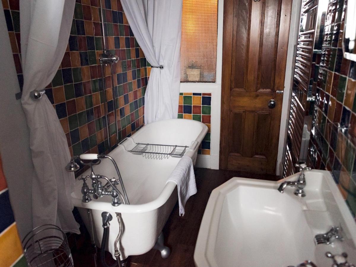 Pass The Keys Beautiful, Traditional 2 Bed Flat W Free Parking Apartment Glasgow