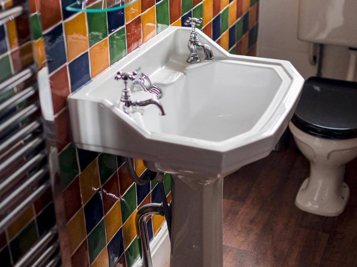Pass The Keys Beautiful, Traditional 2 Bed Flat W Free Parking Apartment Glasgow