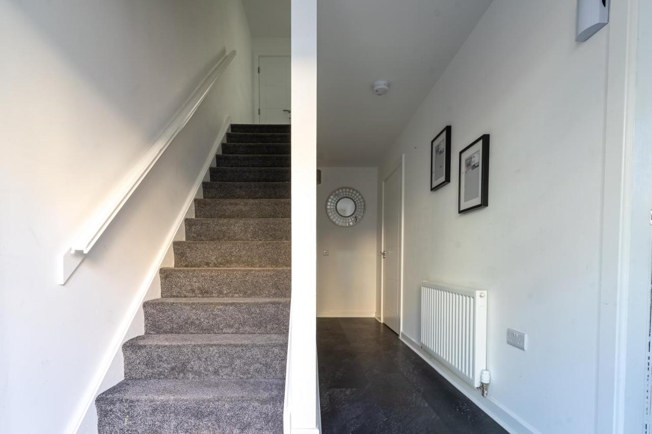 Spacious 3 Bedroom House In With Private Parking & Garden Holiday home *