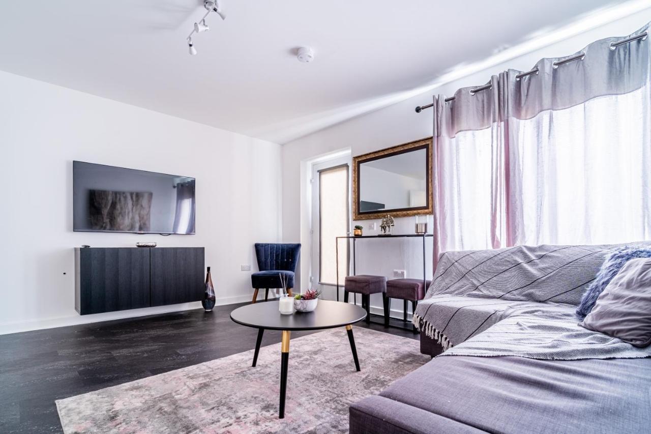 Spacious 3 Bedroom House In With Private Parking & Garden *