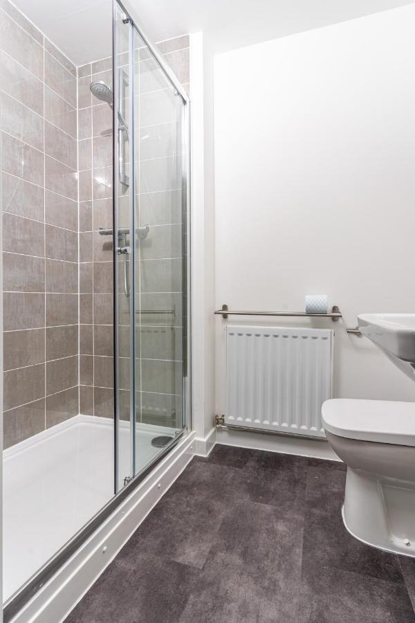 Spacious 3 Bedroom House In With Private Parking & Garden *