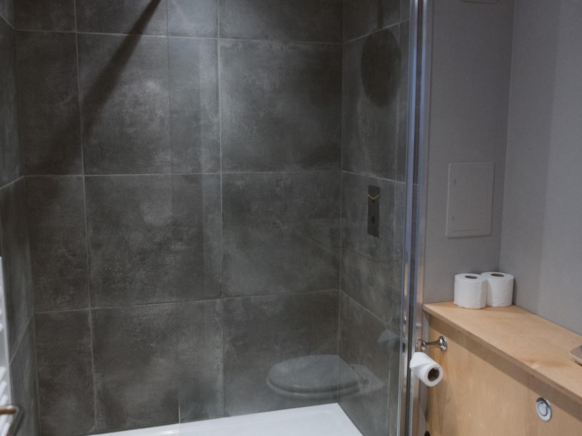 Pass The Keys Lovely 2 Bed With Parking Next To Secc Hydro Apartment