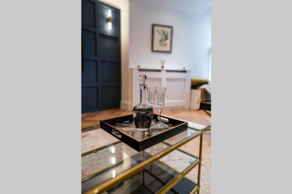 The West End Retreat - Luxurious - Prime Location *