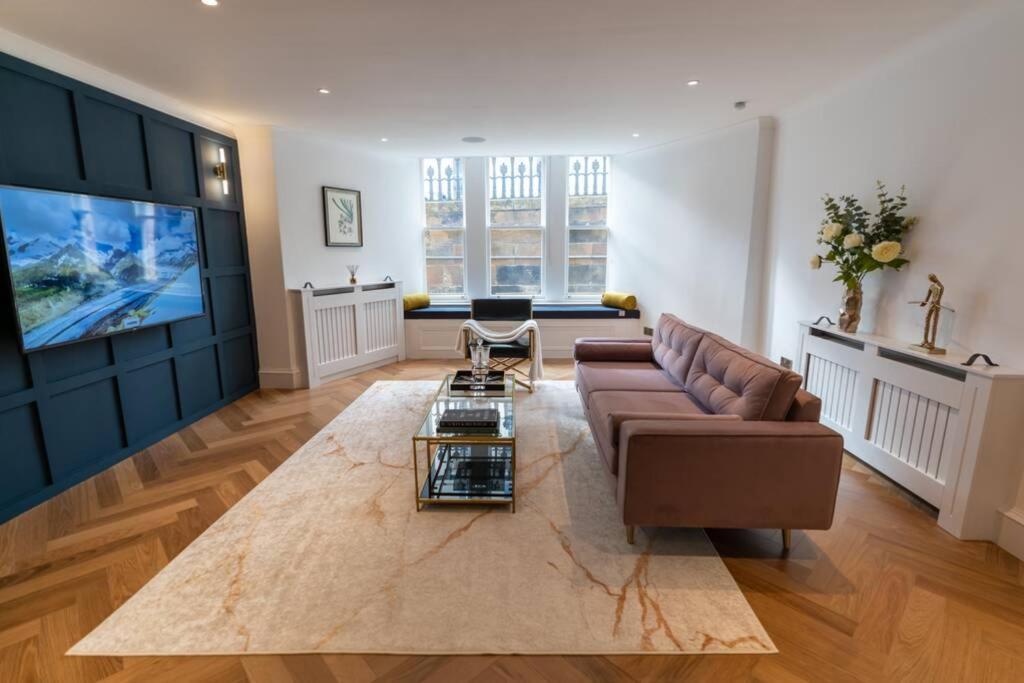 The West End Retreat - Luxurious - Prime Location Apartment *