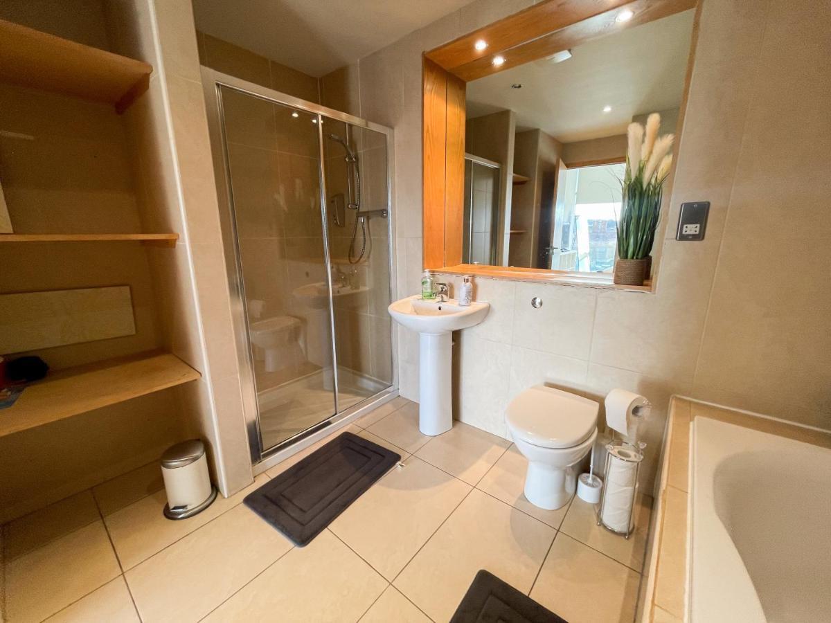 Centre 2-bed Parking Jacuzzi Bath Apartment