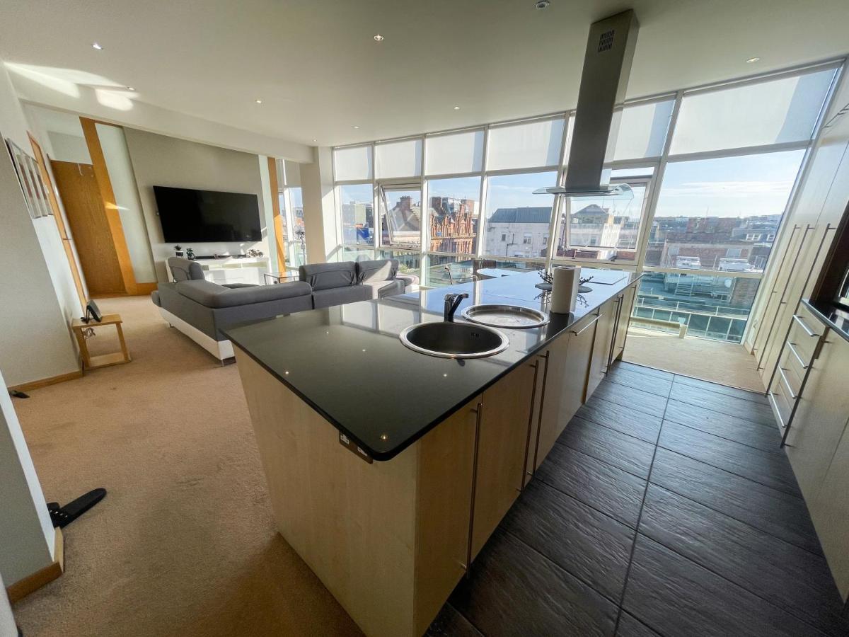 Centre 2-bed Parking Jacuzzi Bath Apartment Glasgow
