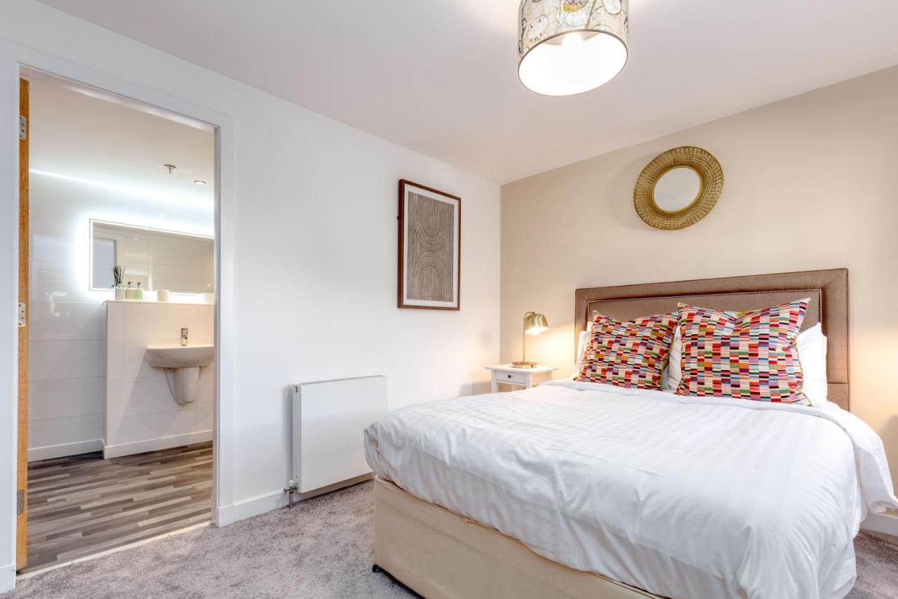Executive 7 * Glasgow