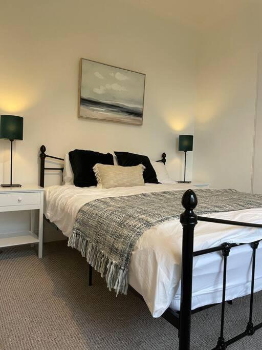 A Cosy Two-bedroom Near Loch Lomond *