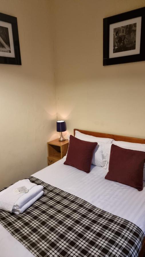 Hampton Court - Centre 3*