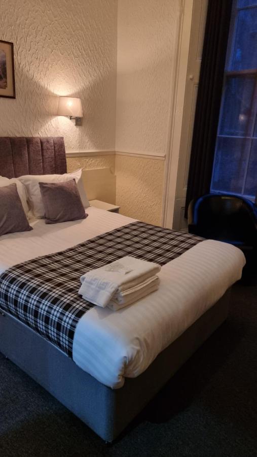 Hampton Court - Centre 3*