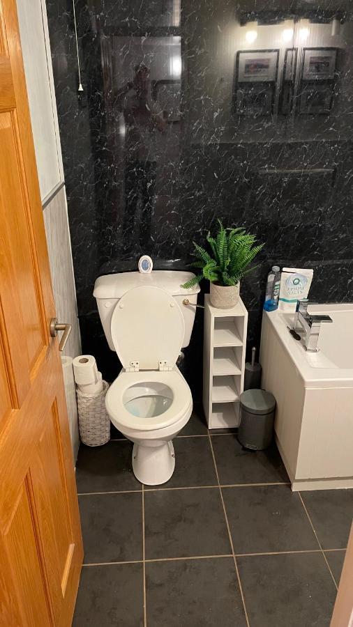 Beautiful 2 Bedroom With Balcony In Trendy West End - Ideal For Hydro, Uni, Ashton Lane & Centre Apartment *