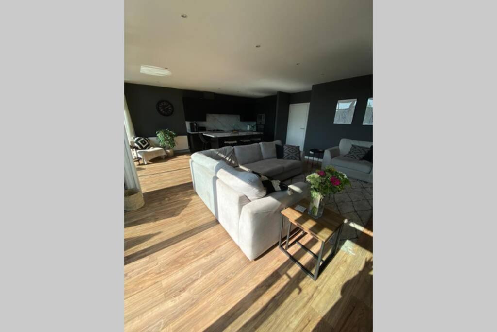 Riverside Exec With Balcony - Secc/hydro *
