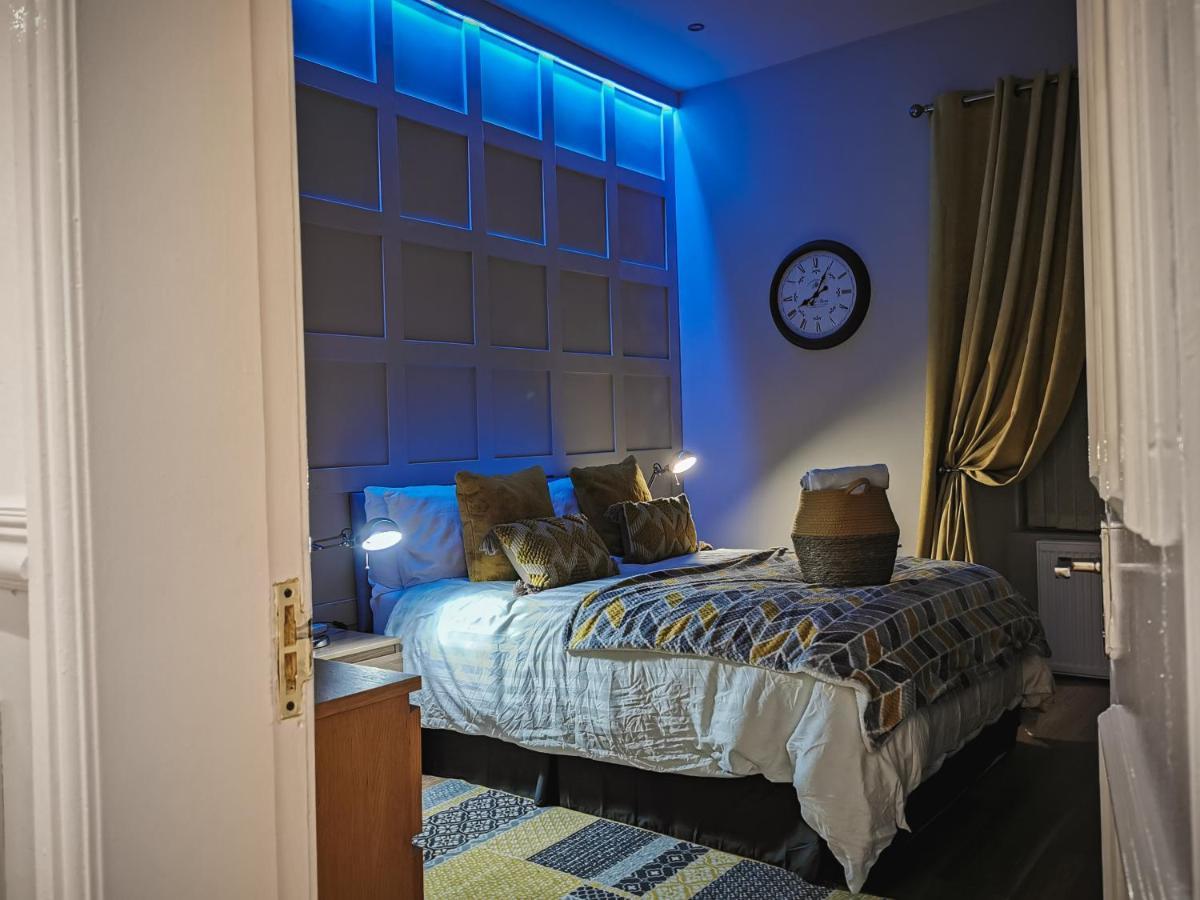 Luxurious 3 Bedroom Apartment: Heart Of Westend Apartment