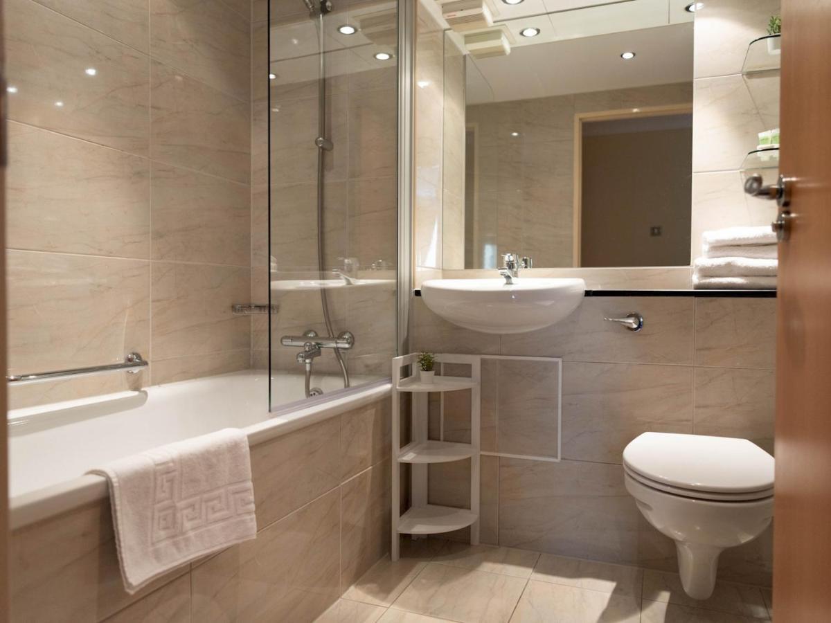 Pass The Keys Lovely 2-bed In Perfect City Location With Parking *