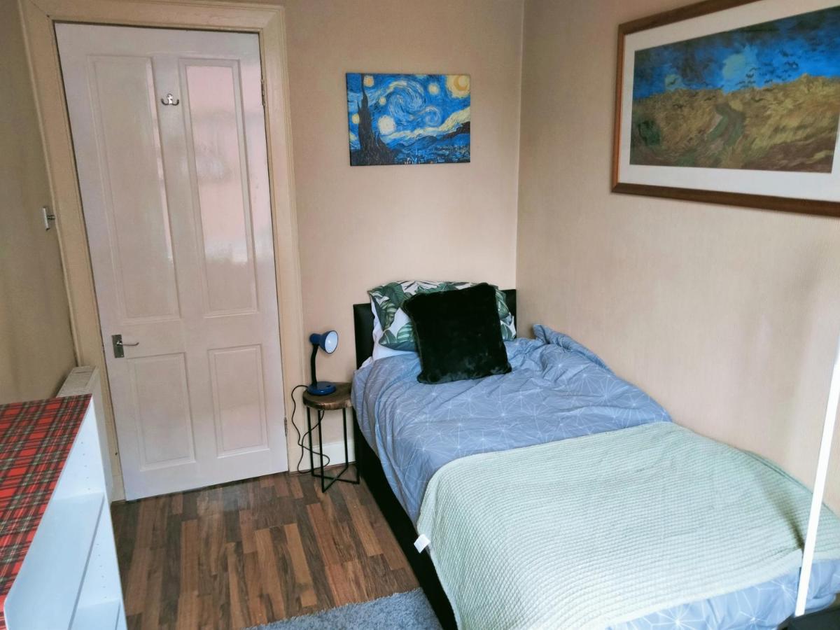 Apartment Spacious Flat In Bridgeton, *