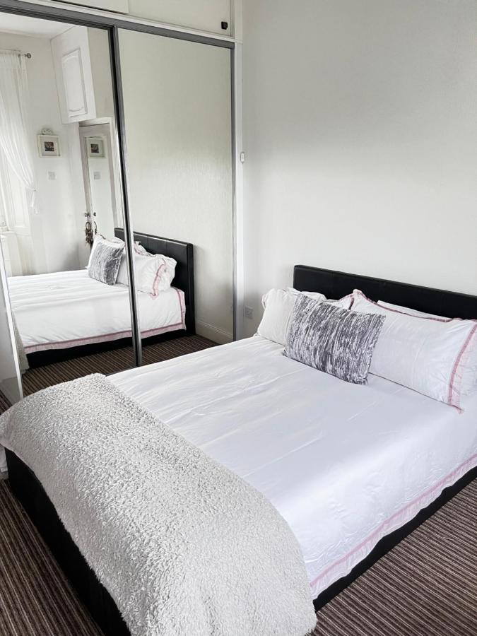 1 Bedroom Flat In Tolcross, Floor. Glasgow