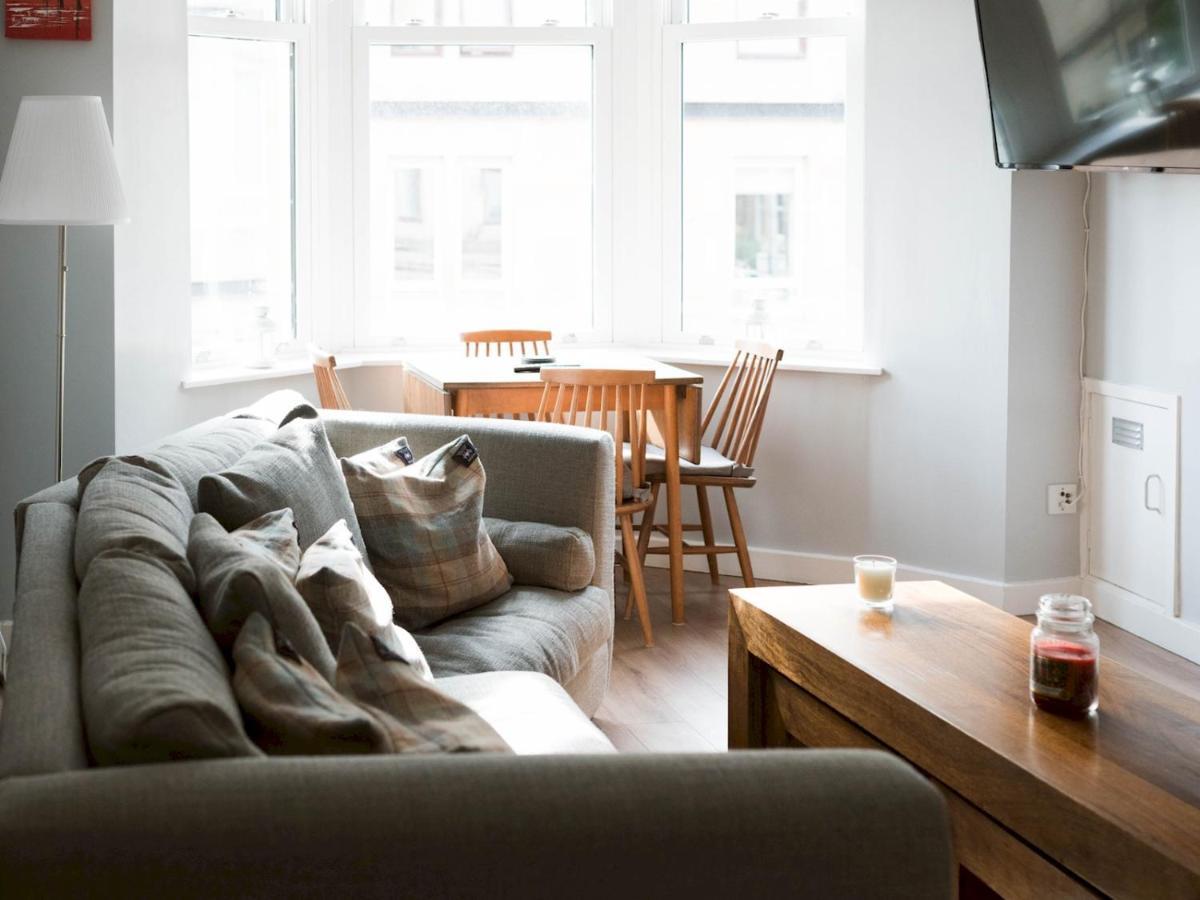 Pass The Keys Lovely Traditional 2 Bedroom Flat In West End