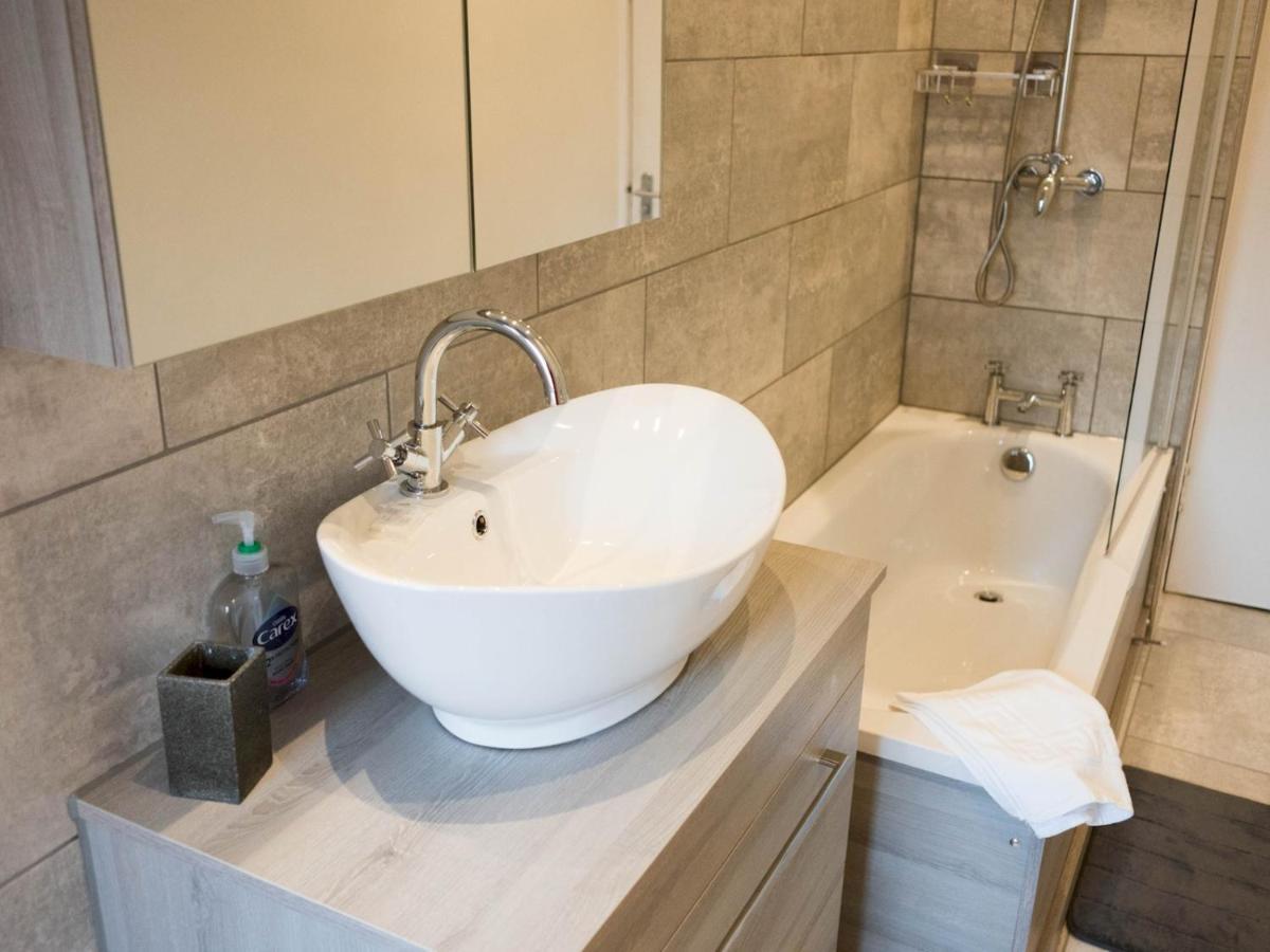 Pass The Keys Lovely Traditional 2 Bedroom Flat In West End