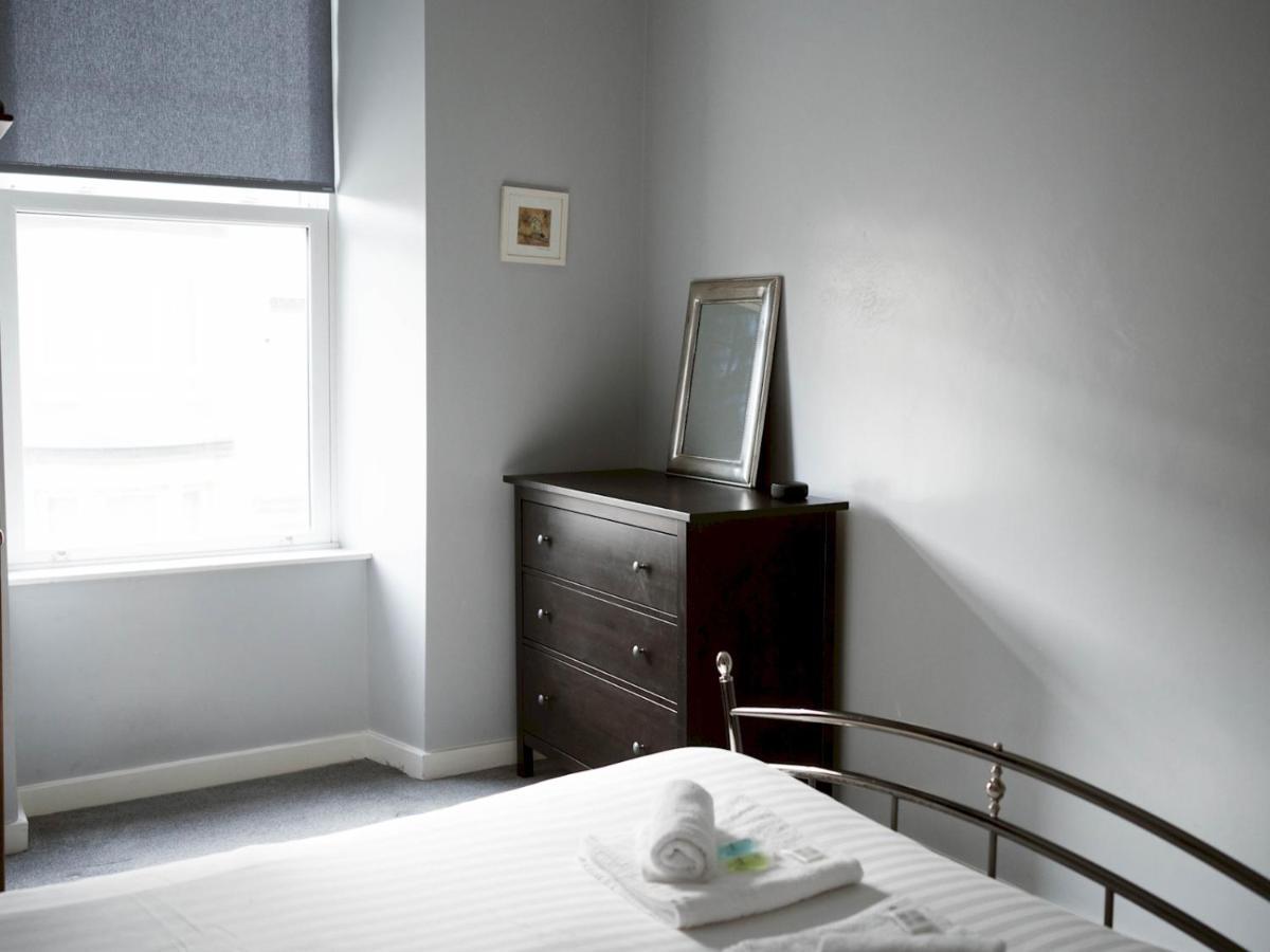 Pass The Keys Lovely Traditional 2 Bedroom Flat In West End