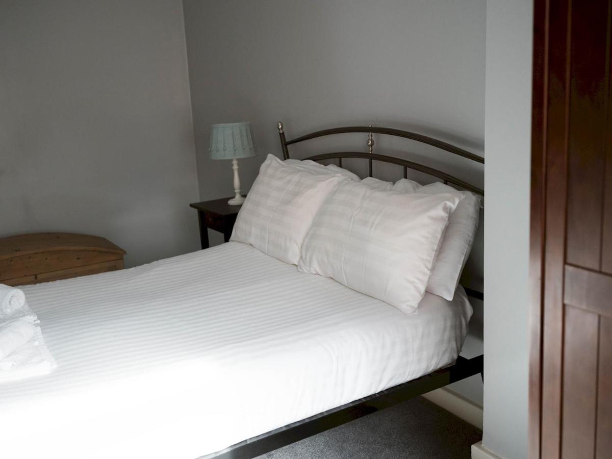 Pass The Keys Lovely Traditional 2 Bedroom Flat In West End